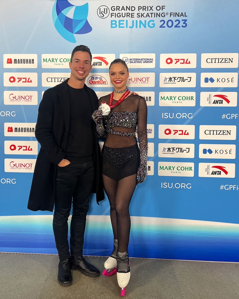 Loena pakt zilver tijdens de Grand Prix of Figure Skating Final in Beijing, China